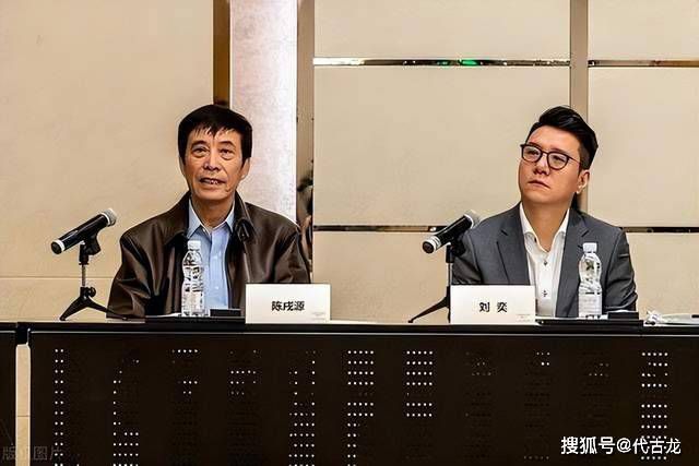 电影《好像也没那么热血沸腾》讲述了奉行“打球就是为了赢”的自负教练魏国铮，遇到了一群热爱篮球但是“能力值为负”的球员，组成了籍籍无名的“仁爱之家”篮球队